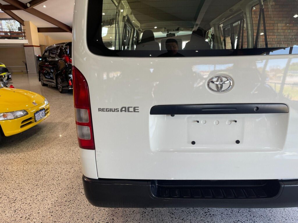 2015 Toyota Hiace DX 2WD KDH201