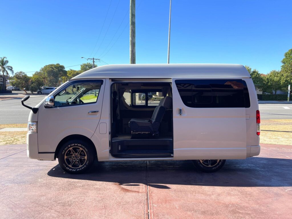 2015 Toyota Hiace Highroof  CAMPING CAR TRH200