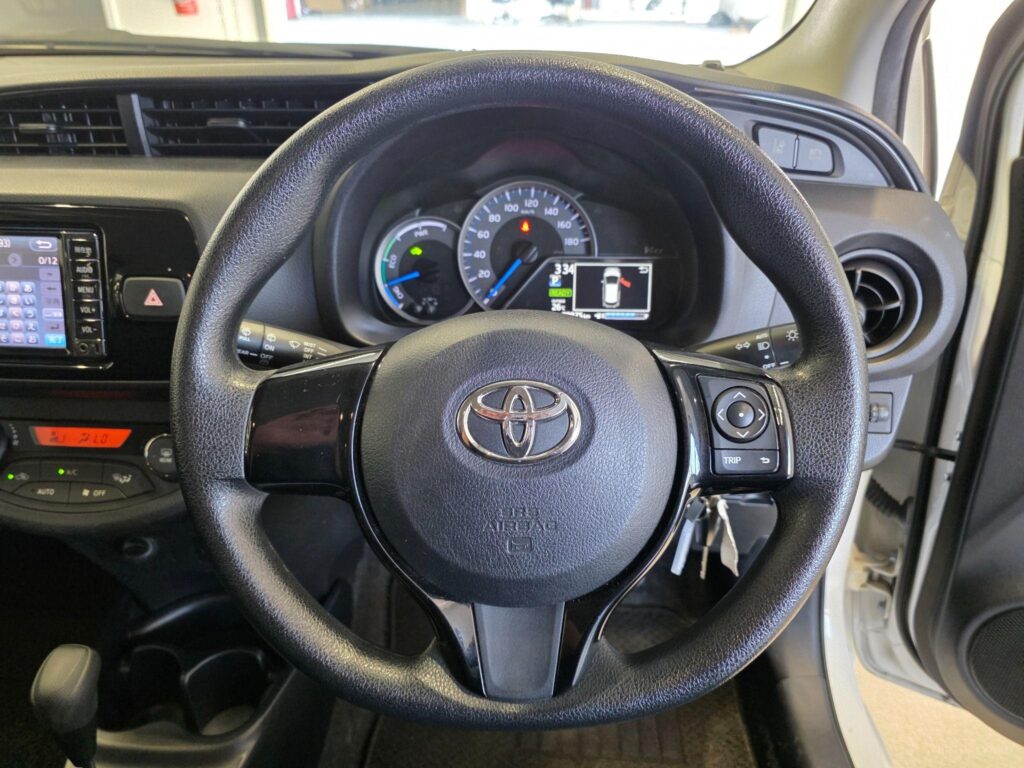 2017 TOYOTA VITZ F 2WD NHP130